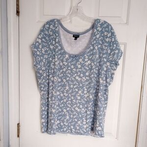 Torrid Light Blue and White Floral Short Sleeve Top